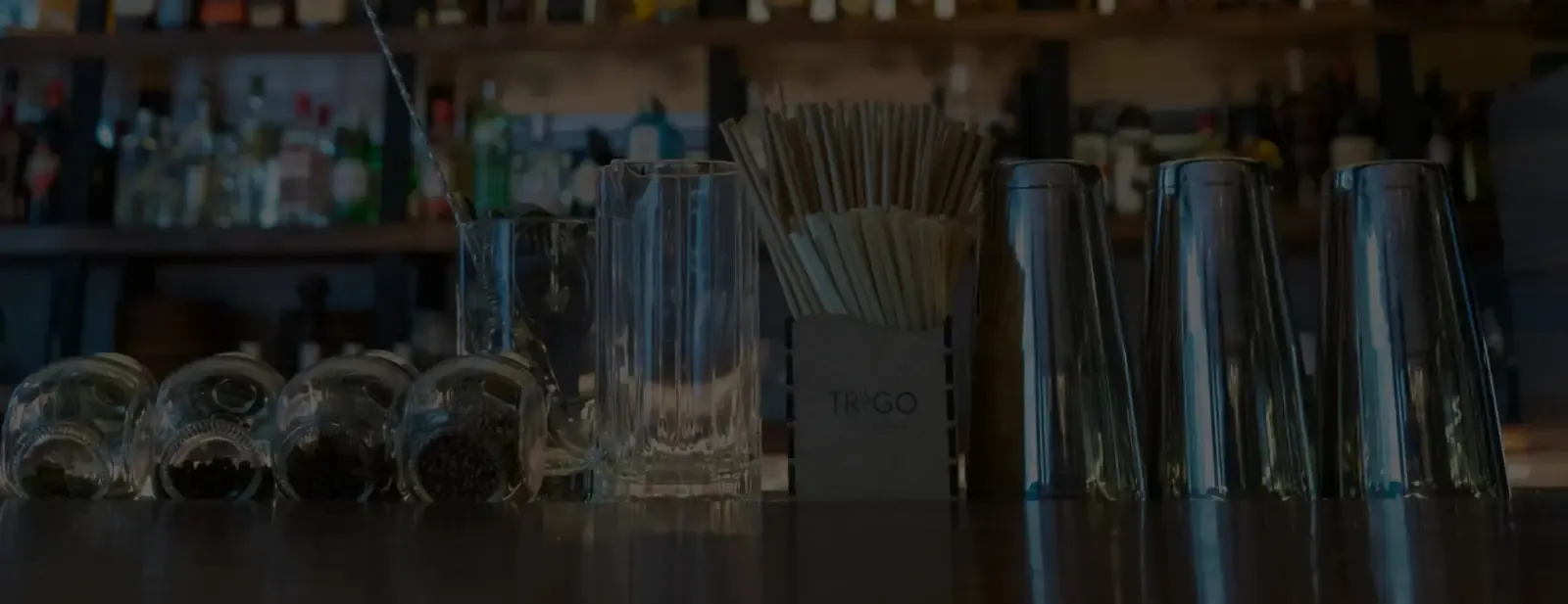 Barra de Verdot Wine Bar con copas y cristalería